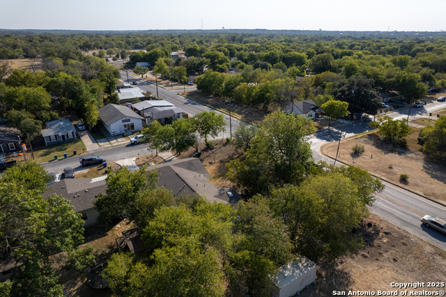 Listing photo id 11 for 807 Sterling St