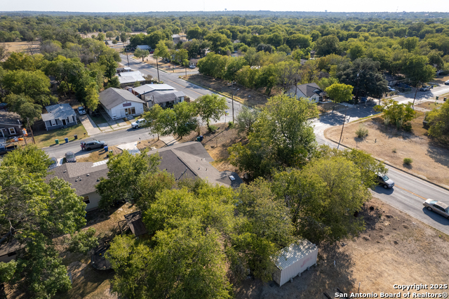 Listing photo id 12 for 807 Sterling St