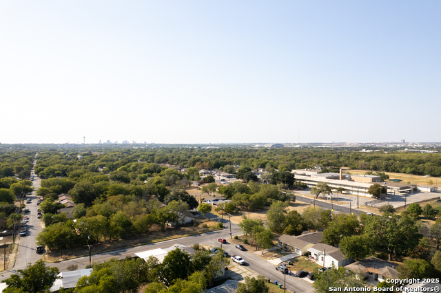 Listing photo id 2 for 807 Sterling St