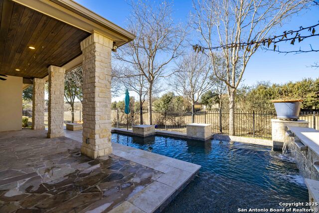 Listing photo id 6 for 30015 Cibolo Trace