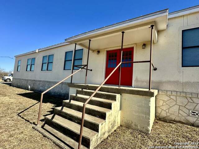 Listing photo id 15 for 2903 Highway 90