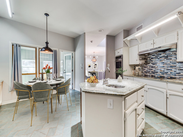 Listing photo id 12 for 11424 Mission Trace