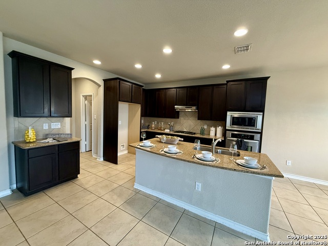 Listing photo id 8 for 2930 Elm Tree Park