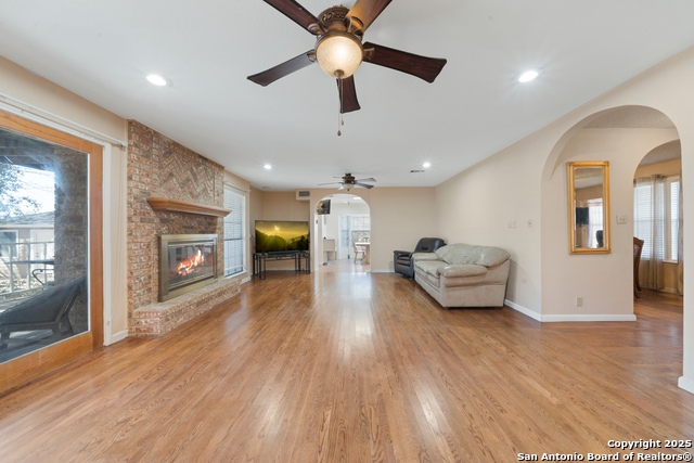 Listing photo id 4 for 4515 Pecan Grove