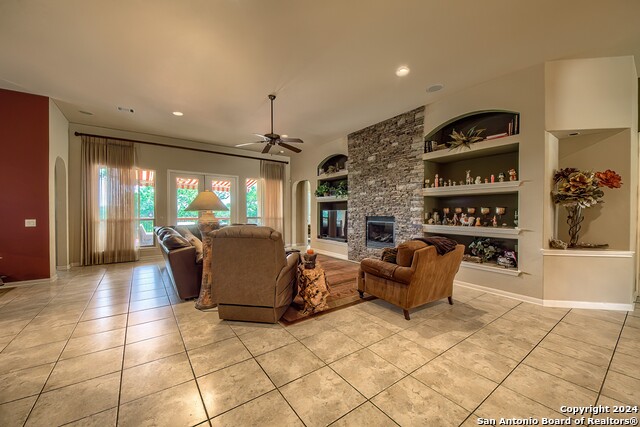 Listing photo id 5 for 3211 Medaris Ln