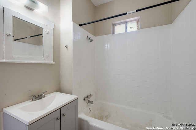 Listing photo id 22 for 826 Lombrano St