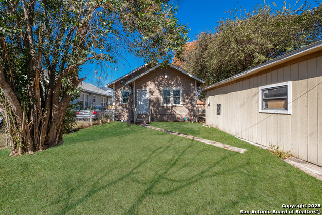 Listing photo id 27 for 826 Lombrano St