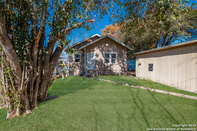 Listing photo id 28 for 826 Lombrano St