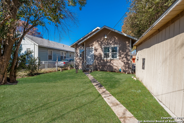 Listing photo id 29 for 826 Lombrano St