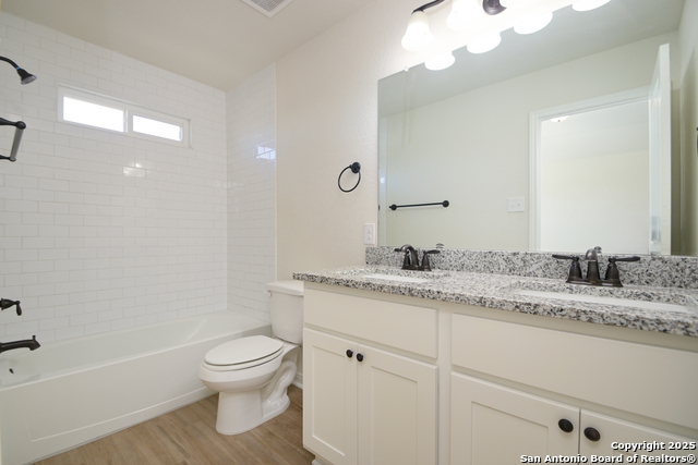 Listing photo id 8 for 2314 Tulipwood Cove