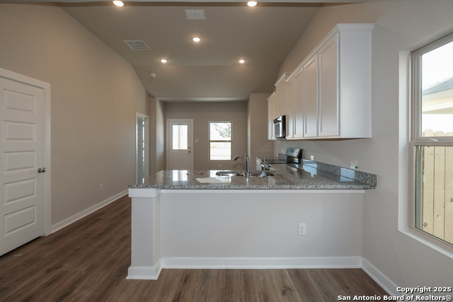 Listing photo id 2 for 10343 White Hart Lane