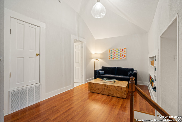 Listing photo id 26 for 617 Park Ave E