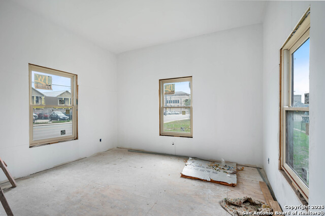 Listing photo id 5 for 1525 Mccullough Ave