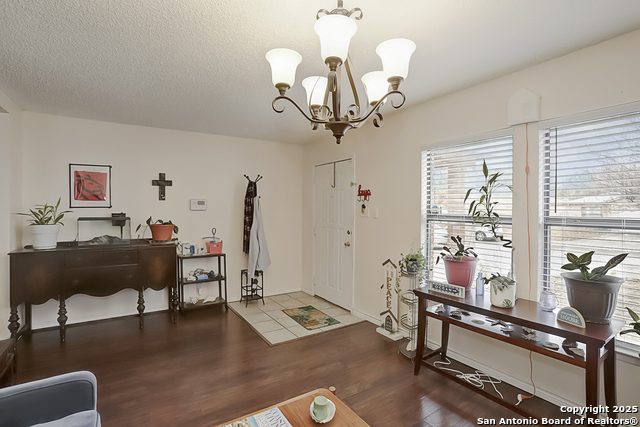 Listing photo id 3 for 7751 Alverstone Way