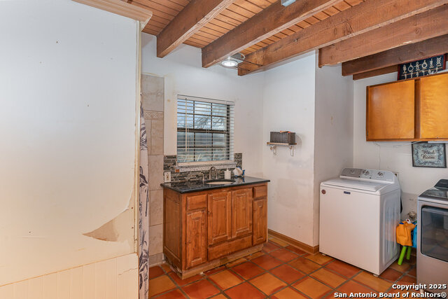 Listing photo id 27 for 239 Azucena St