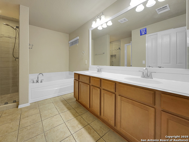 Listing photo id 5 for 3809 Smokey Pointe