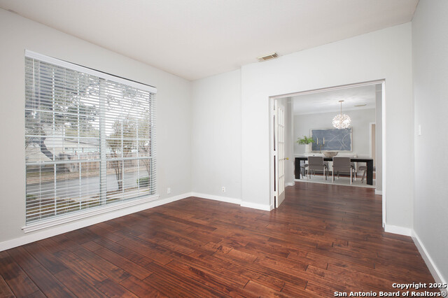 Listing photo id 2 for 18810 Surreywood