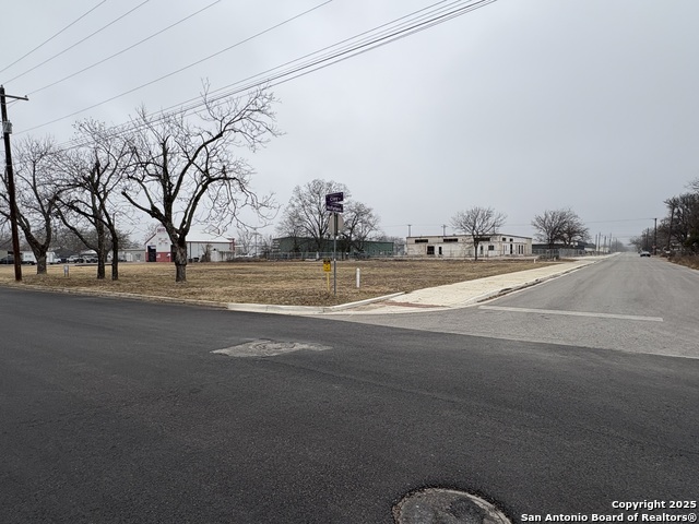 Listing photo id 4 for 508 Clay St N