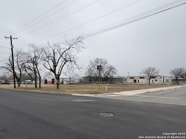 Listing photo id 5 for 508 Clay St N