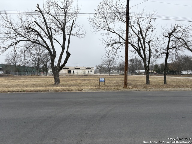 Listing photo id 7 for 508 Clay St N