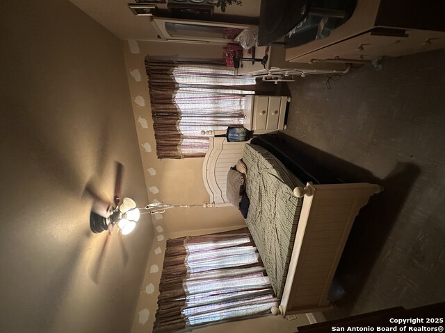 Listing photo id 4 for 343 Tomrob Dr