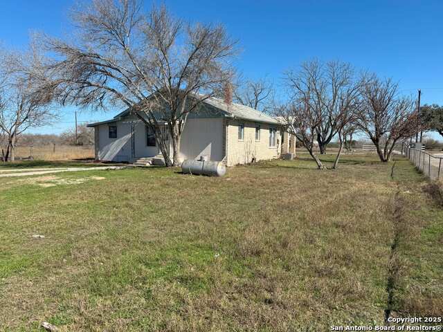 Listing photo id 15 for 15809 Real Rock Rd