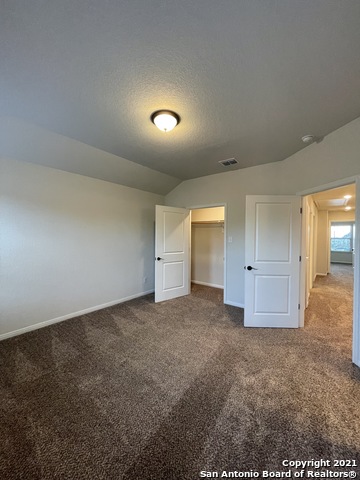 Listing photo id 12 for 2207 Lynwood Bnd  101