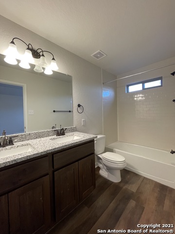 Listing photo id 13 for 2207 Lynwood Bnd  101