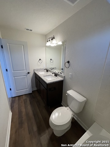 Listing photo id 14 for 2207 Lynwood Bnd  101