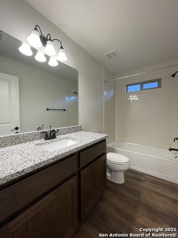 Listing photo id 16 for 2207 Lynwood Bnd  101