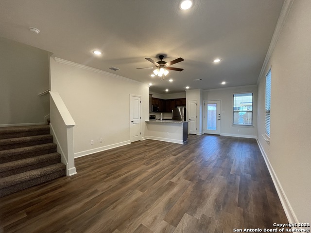 Listing photo id 2 for 2207 Lynwood Bnd  101