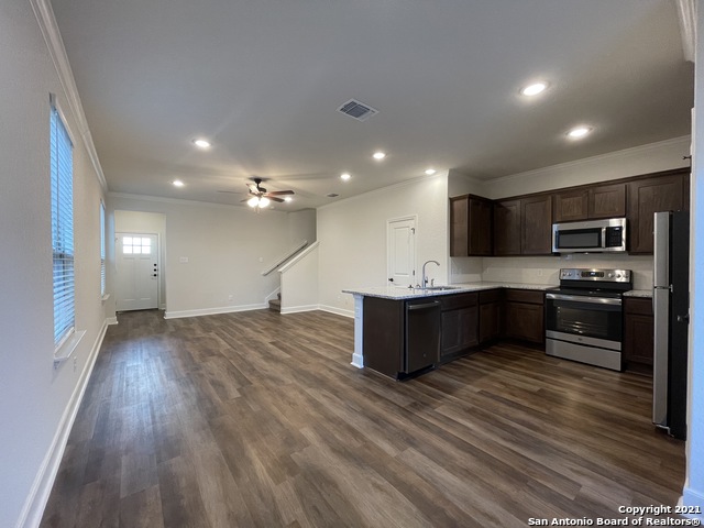 Listing photo id 3 for 2207 Lynwood Bnd  101