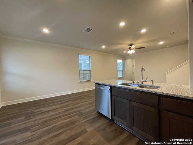 Listing photo id 5 for 2207 Lynwood Bnd  101