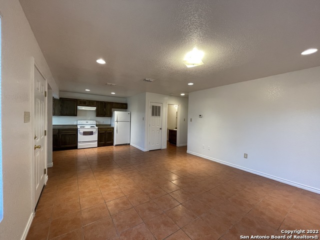 Listing photo id 2 for 1721 Quintana Rd  202