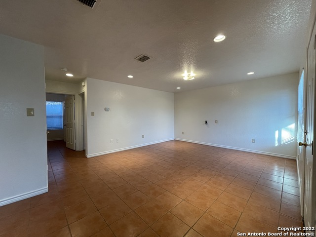 Listing photo id 6 for 1721 Quintana Rd  202