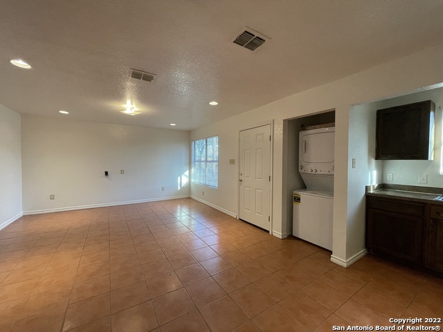 Listing photo id 7 for 1721 Quintana Rd  202