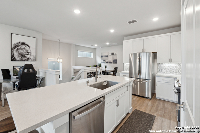 Listing photo id 12 for 8851 Oakland Blvd, 11