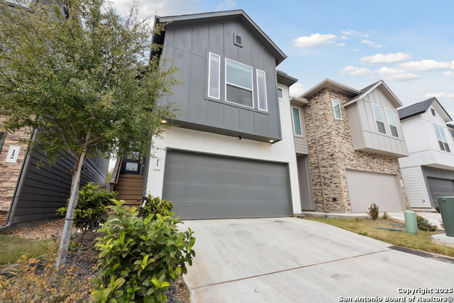 Listing photo id 3 for 8851 Oakland Blvd, 11