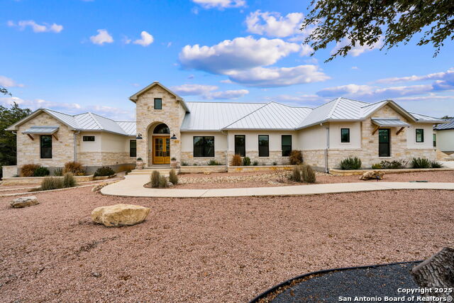 Listing photo id 3 for 728 Live Oak Ridge