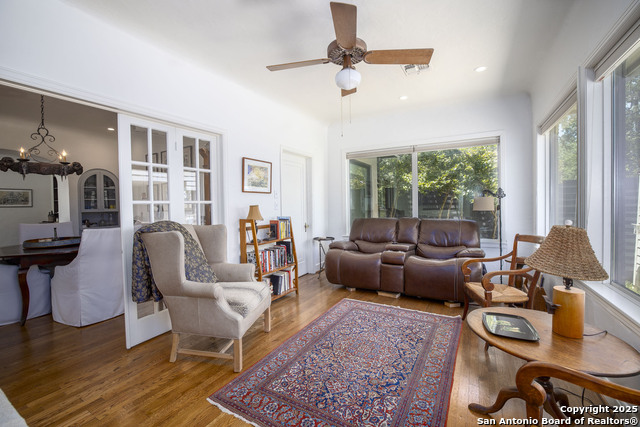 Listing photo id 7 for 104 Edgewater Ter W