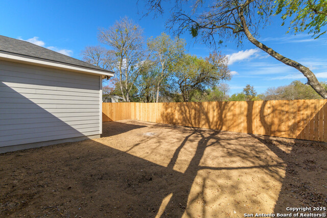 Listing photo id 34 for 651 Corliss  