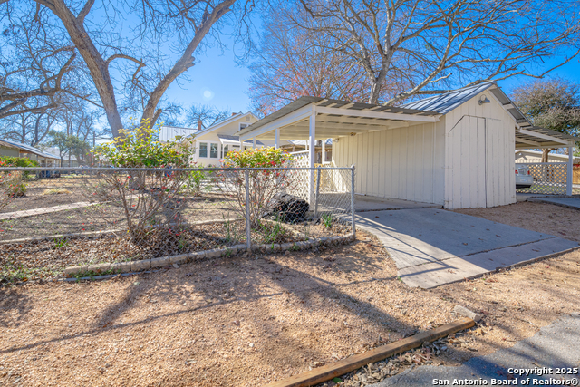 Listing photo id 38 for 563 Magazine Ave