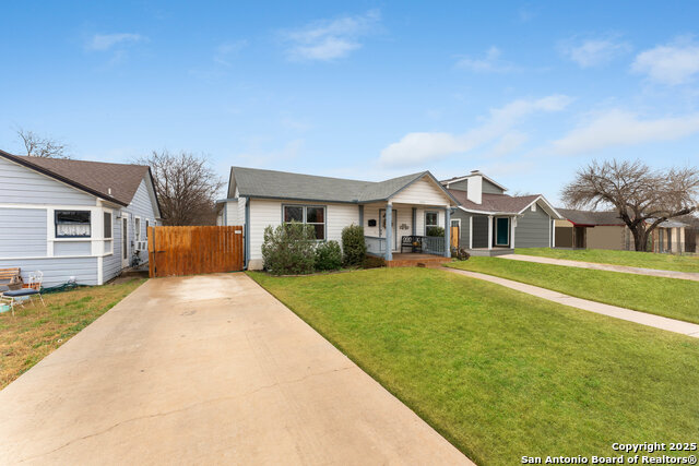 Listing photo id 29 for 2010 Woodlawn Ave W