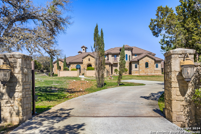 Listing photo id 1 for 104 Falcon Crest