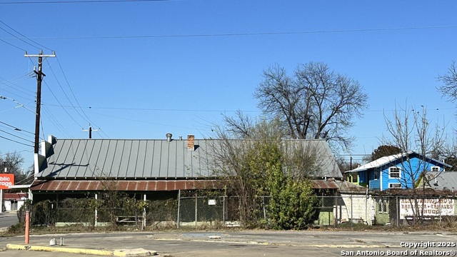 Image 2 of 4 For 2522 S Hackberry