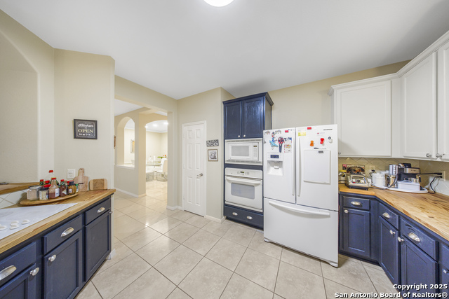 Listing photo id 9 for 2039 Belvedere Court