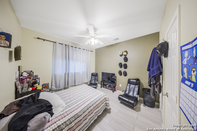 Listing photo id 13 for 2039 Belvedere Court