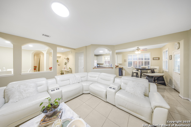 Listing photo id 5 for 2039 Belvedere Court