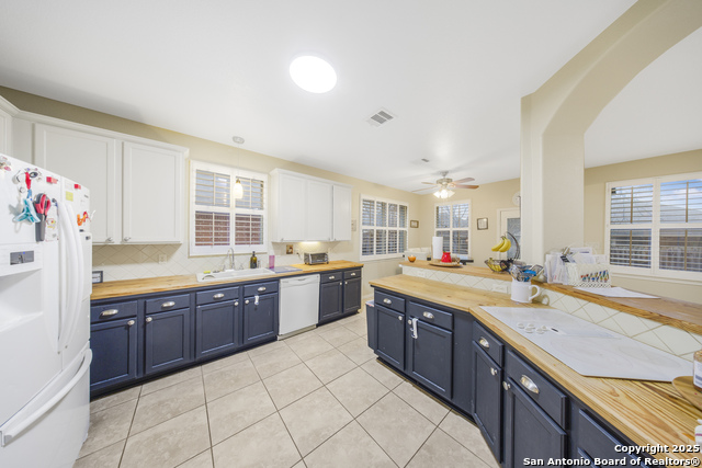 Listing photo id 7 for 2039 Belvedere Court