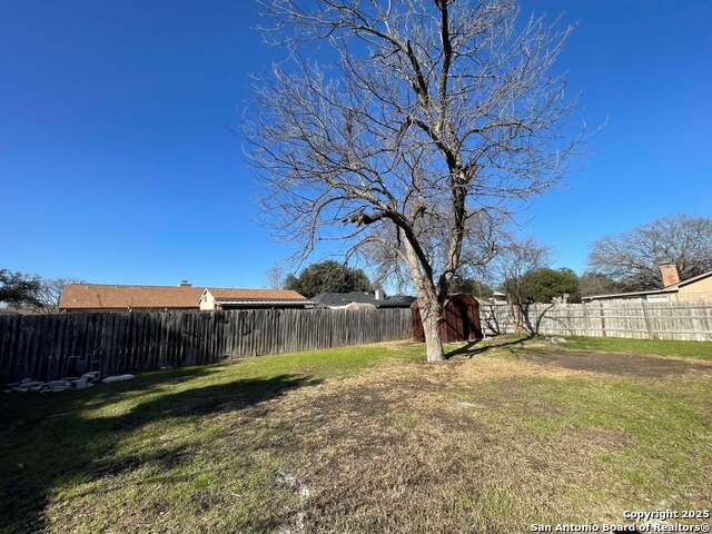 Listing photo id 32 for 129 Clear Oak